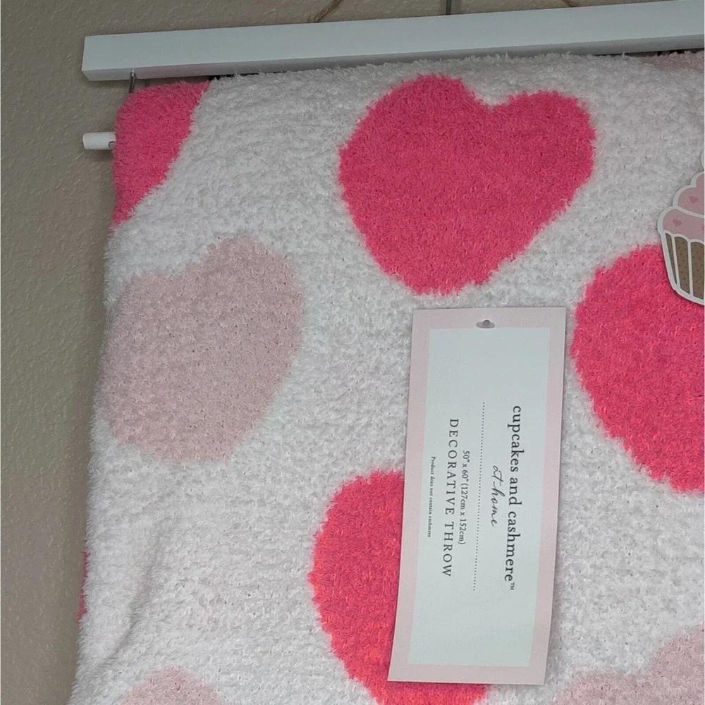 Cupcakes and Cashmere Viral TIKTOK Pink Heart Valentine Throw Blanket‎ NWT